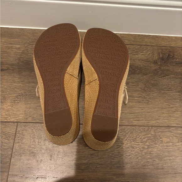 Vionic Women’s Polina Gold Leather Wedge Thong Sandals - Picture 4 of 4